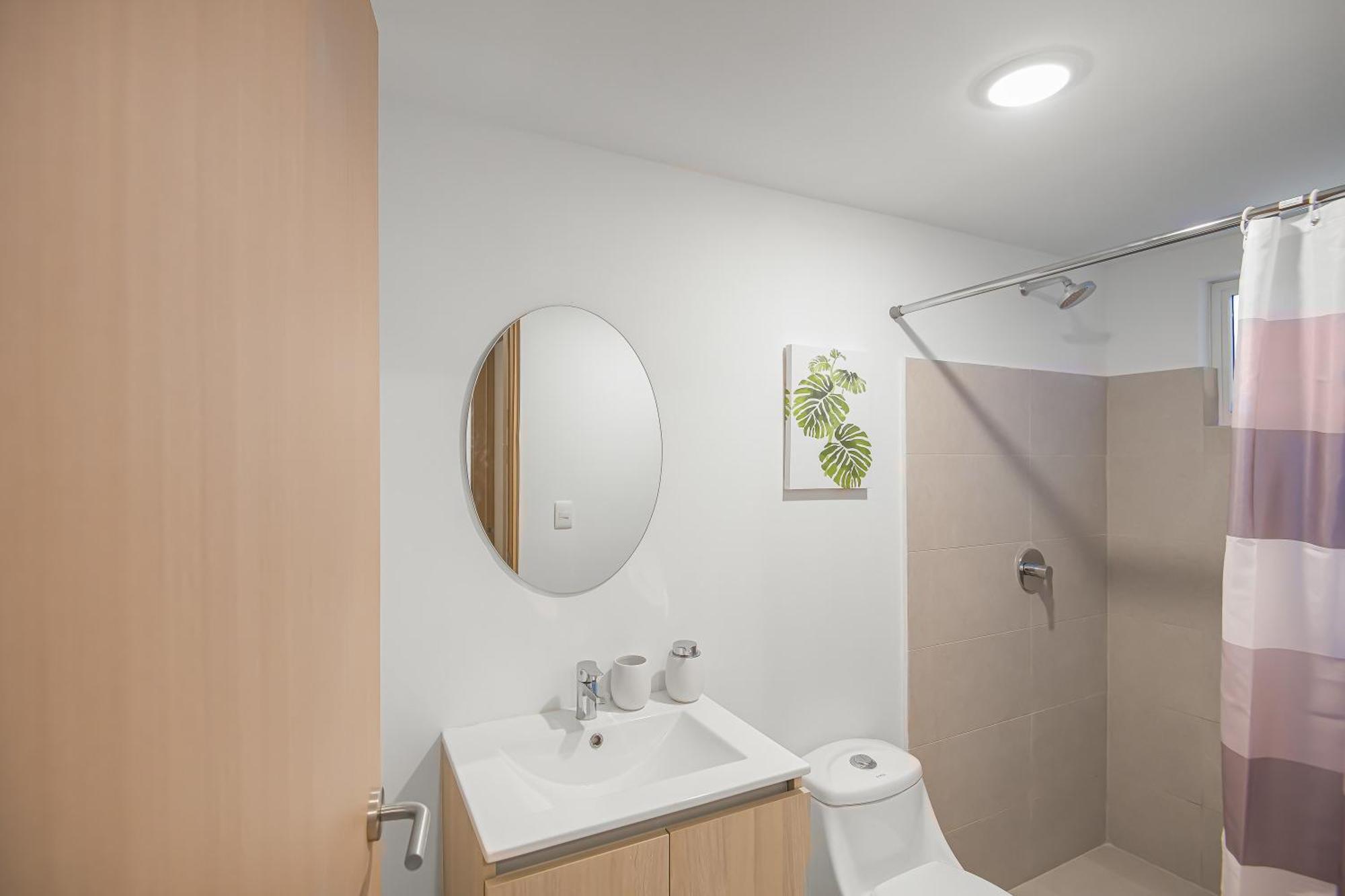 Сasa de vacaciones Upstay - New Just Steps Away From The